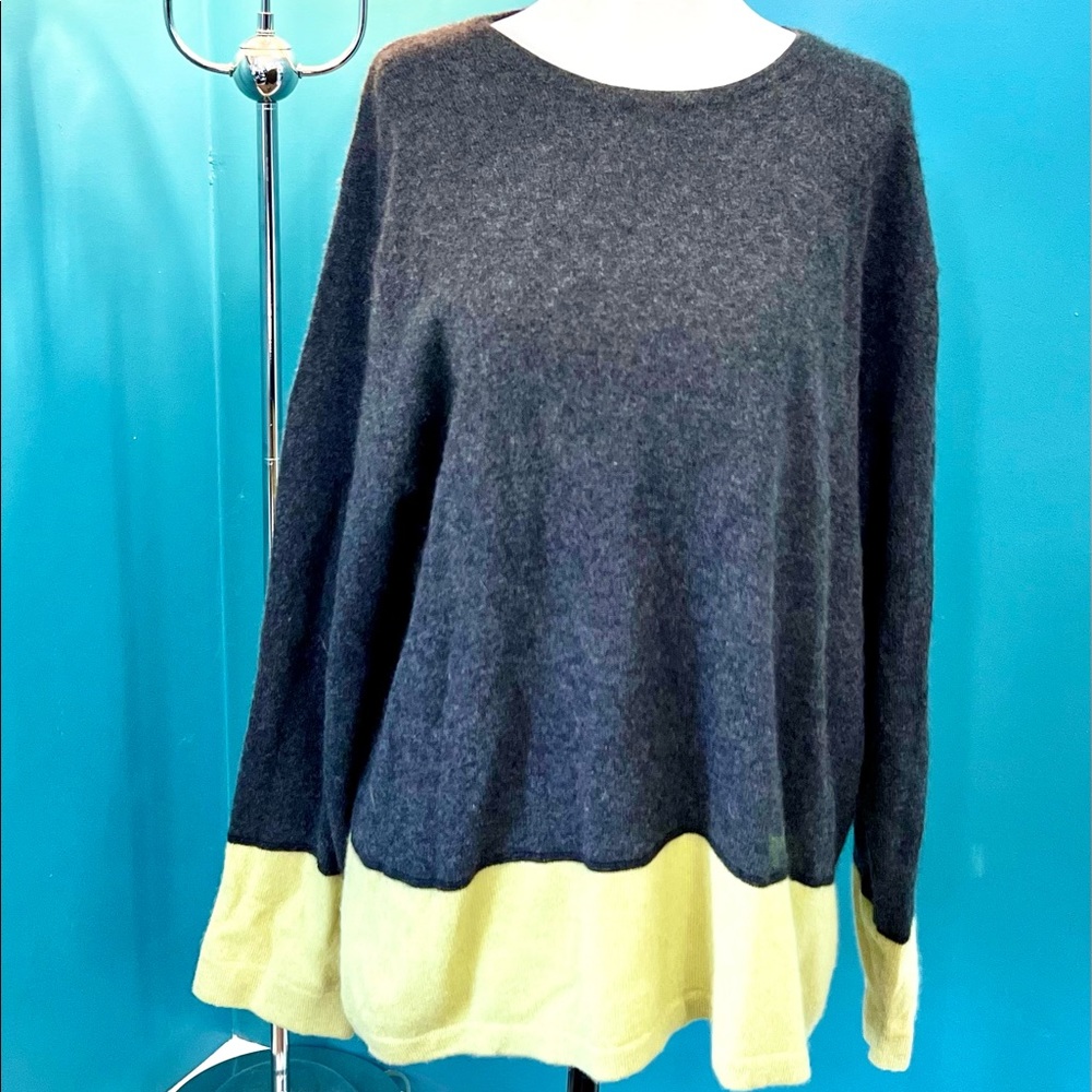 Andre Christian 100% Cashmere sweater in Dark grey with lime green detail XL